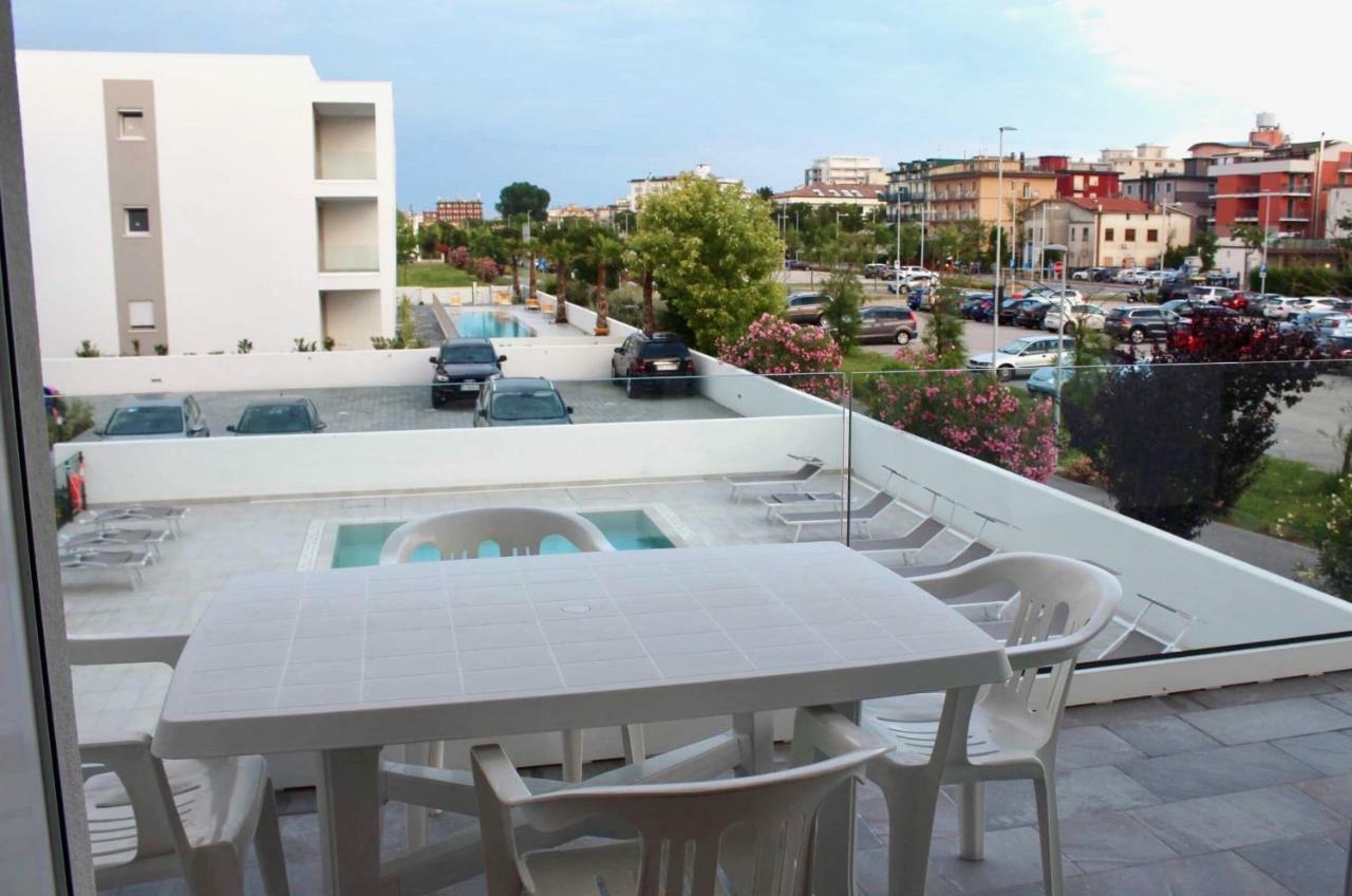 West beach Lido di Jesolo Exterior foto